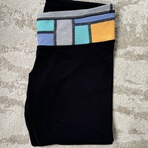 Lululemon Capri Black Legging featuring colorblock waist band